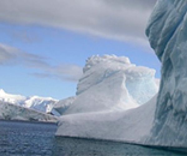 Лед в Арктике могут растопить волны "дальнего плавания"