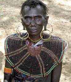 Представительница кенийского племени покот. В генотипе некоторых представителей этой народности наблюдаются сразу три мутации, которые позволяют взрослым переваривать молоко (фото Jibril B. Hirbo).